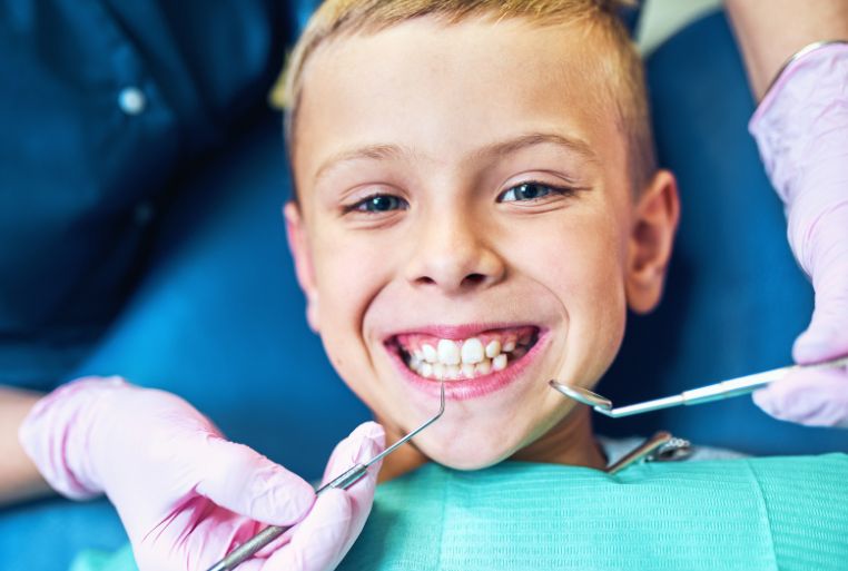 Revisión dental infantil para prevenir caries en niños en Clínica Dental Estradent Murcia